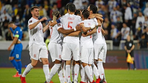 Los jugadores de la Selección festejan su segundo gol en Pristina