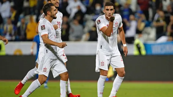 Ferran Torres festeja el segundo gol de España en Pristina