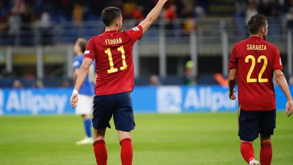 Ferran Torres celebra uno de sus goles a Italia
