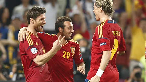 Xabi Alonso celebra un gol junto a Santi Cazorla y Fernando Torres 