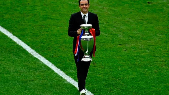 Xavi Hernández entrega la Eurocopa antes de la  final disputada en Saint Denis