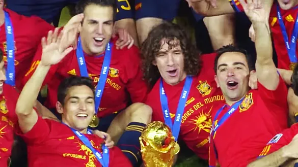Xavi Hernández celebra con sus compañeros el Mundial de Sudáfrica 2010