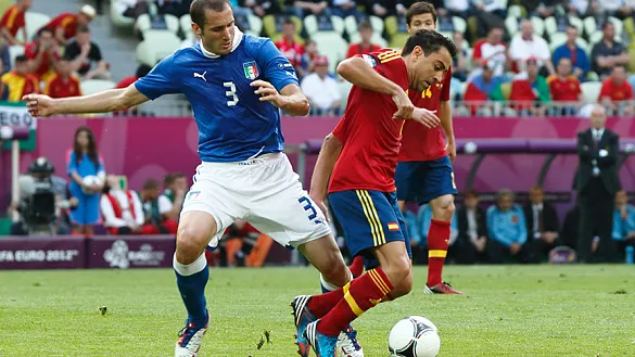 Xavi Hernández controla un balón ante Italia