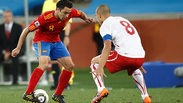 Xavi controla un balón ante Suiza