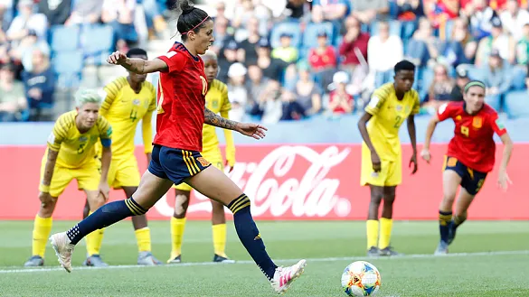 Jennifer Hermoso ejecuta uno de sus dos penaltis