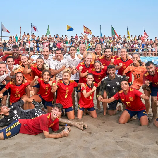 Las selecciones españolas masculina y femenina de fútbol playa, campeonas del Mundialito 2022