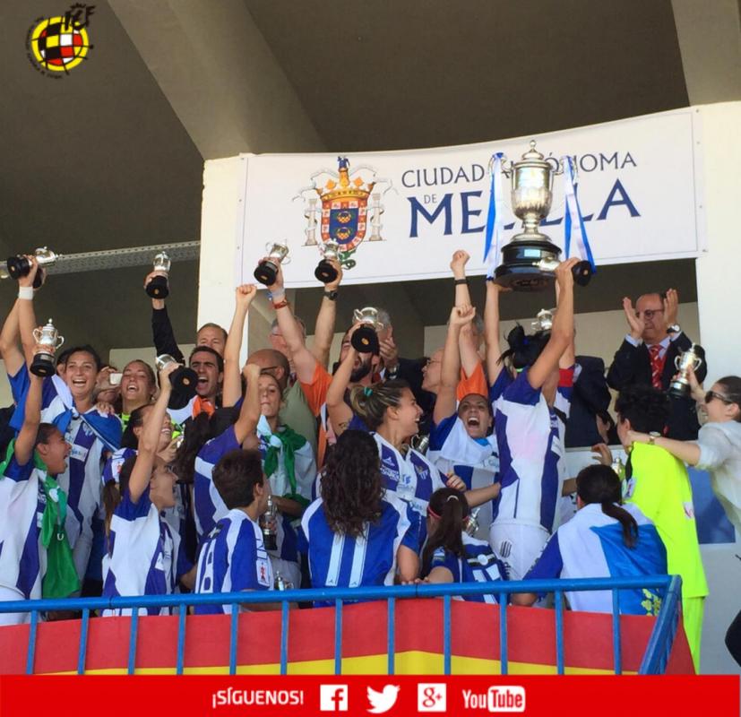 Así levanta el trofeo el CD Sporting de Huelva