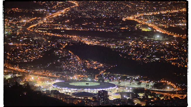 Estadio de Maracaná iluminado de noche