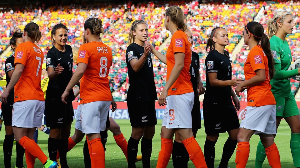 Las selecciones de Holanda y Nueva Zelanda se dan la mano
