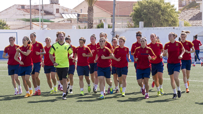 Las internacionales españolas se esfuerzan en cada entrenamiento (Marcial Guillén/EFE)