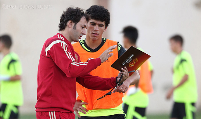 El técnico Santi Denia conversando con el capitán del equipo Carles Aleña
