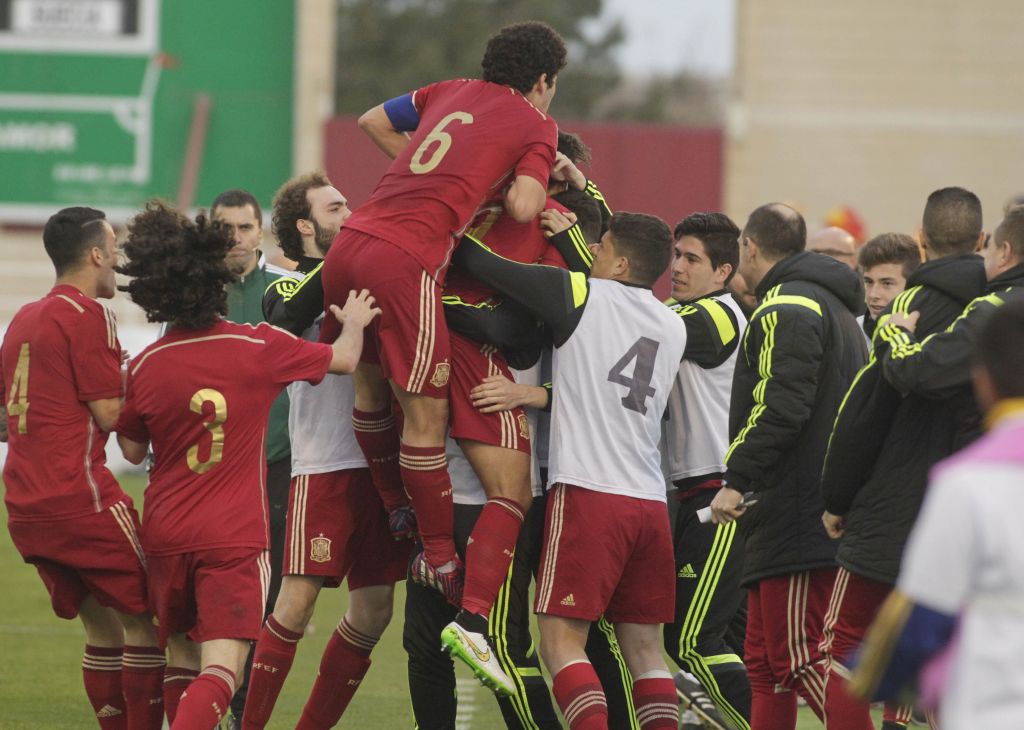 Los jugadores de la Selección Sub-17 celebran el primer gol
