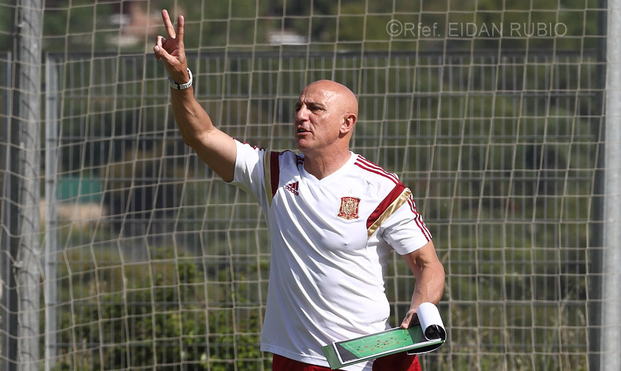 Luis de la Fuente dando indicaciones en La Ciudad del Fútbol