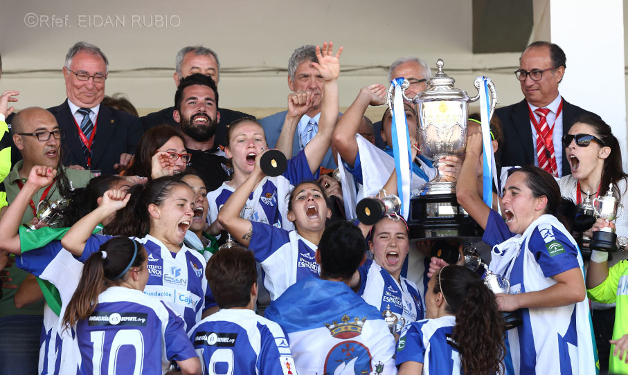 El presidente de la RFEF Ángel María Villar fue el encargado de entregar el trofeo