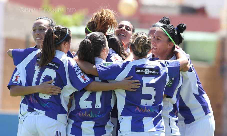 Jugadoras del Sporting celebrando el primer gol