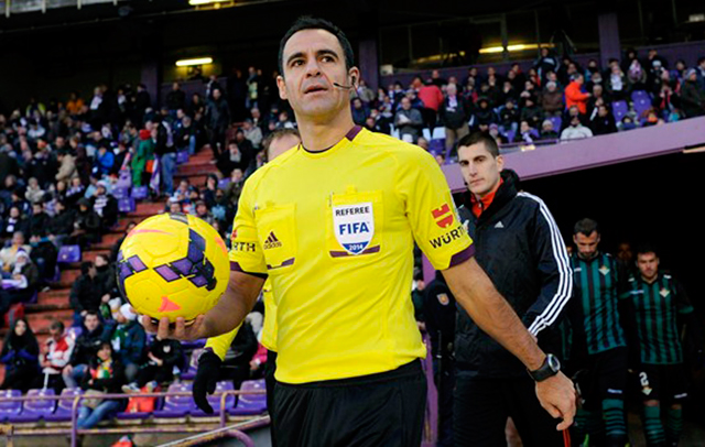 Carlos Velasco Carballo saliendo a un partido